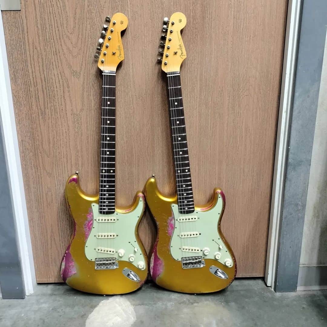 Fender Guitarさんのインスタグラム写真 - (Fender GuitarInstagram)「Two @fendercustomshop Strats are always better than one. 🎸 @jsmith_fendercustomshop brings us this striking Frost Gold over Pink Paisley duo to kick off #Straturday. What's your favorite Fender finish?」4月16日 1時01分 - fender