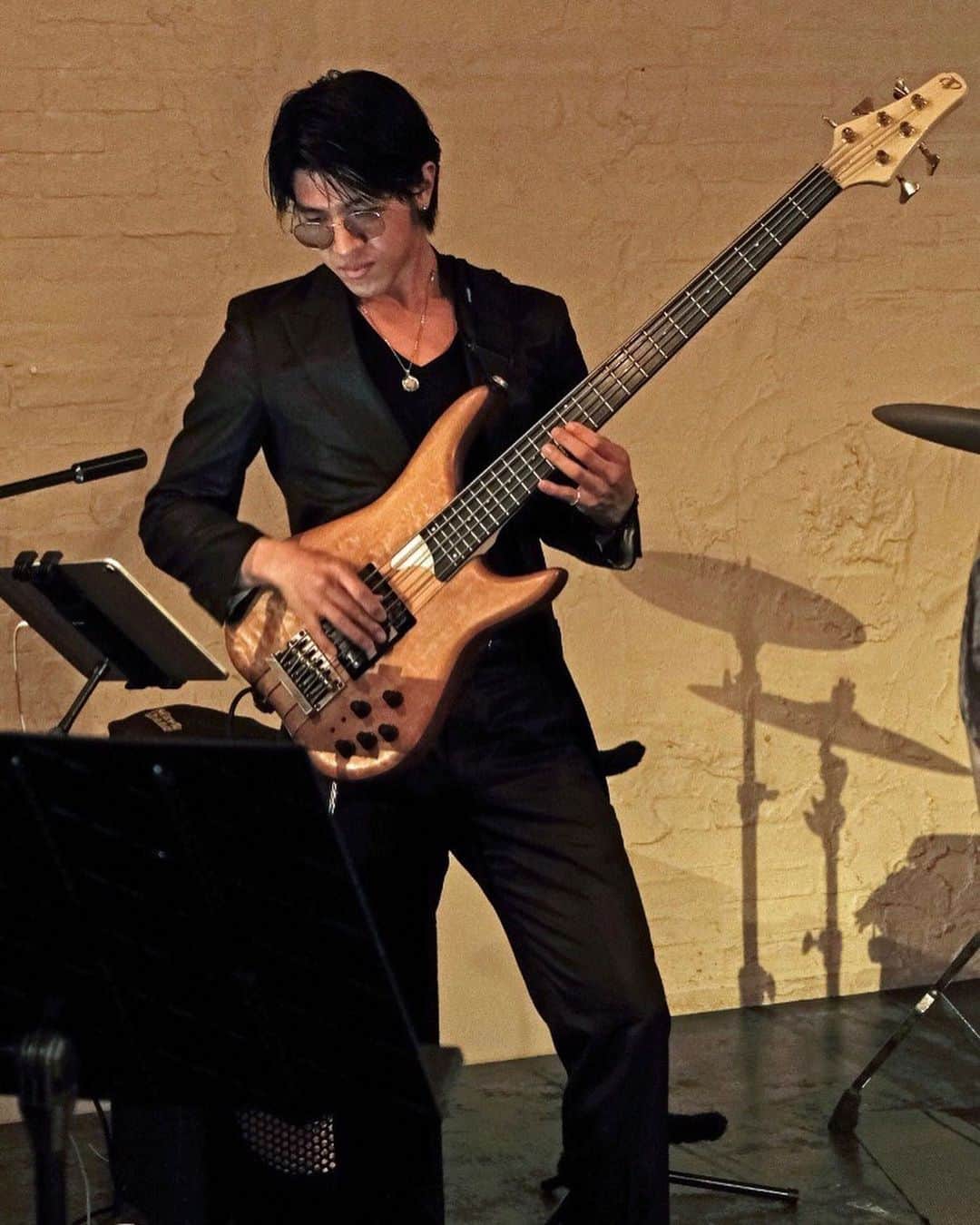森田悠介のインスタグラム：「Long time no see this one!! combined bass  originally called "GAP" by TUNE guitar maniac made in Japan Sounds active👌 Congratulations for 10 years anniversary @dining1045 🎉  📸 @came_uma   #bass #bassist #bassplayer #musicianlife #tune #anniversary #party #livemusic #gig #markbass #artist」