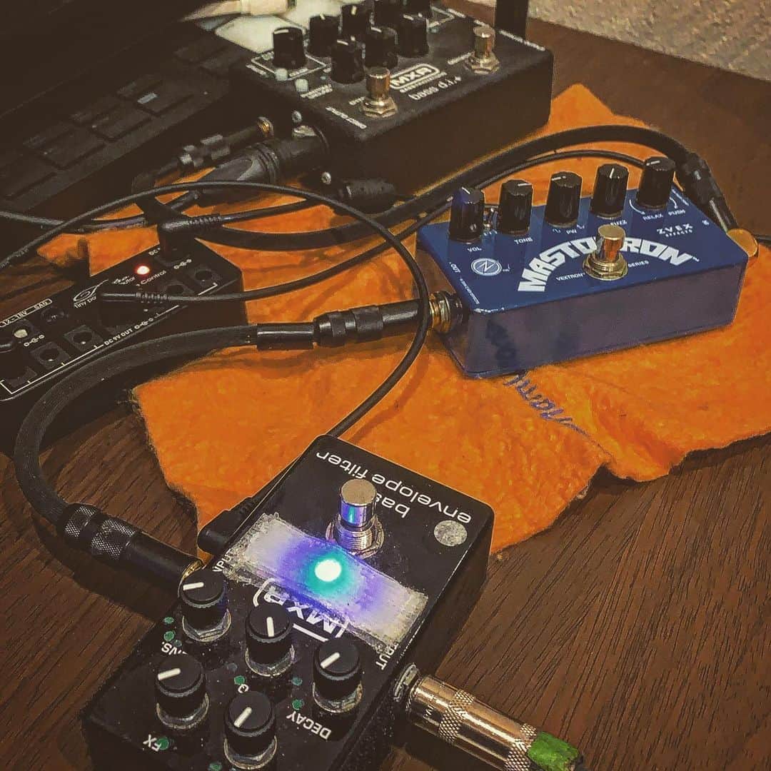 露崎義邦のインスタグラム：「宅録りました ZVEX MASTOTRONは導入して非常に良かった、新曲『GOKKO』にも使ってます そう、新曲出ます！ 4/19配信開始『GOKKO』 是非チェックよろしく！  #bass #effector  #mxr #zvex」