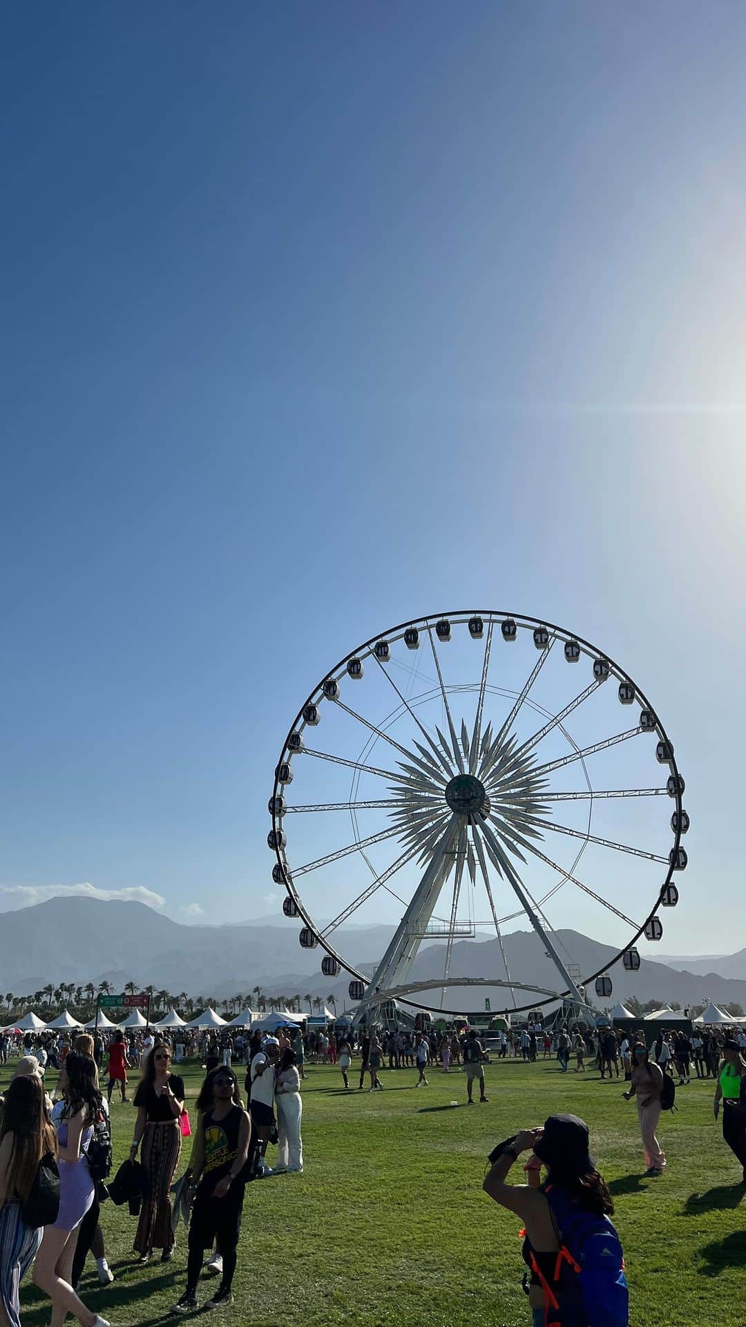Stanceのインスタグラム：「Happy Coachella! 🧦🎡🏜️  Day 1 in the books. ✅ Keep an eye out to upgrade your gear for Day 2. 🕵️‍♂️  #stancesocks #stitcheddifferent #coachella」