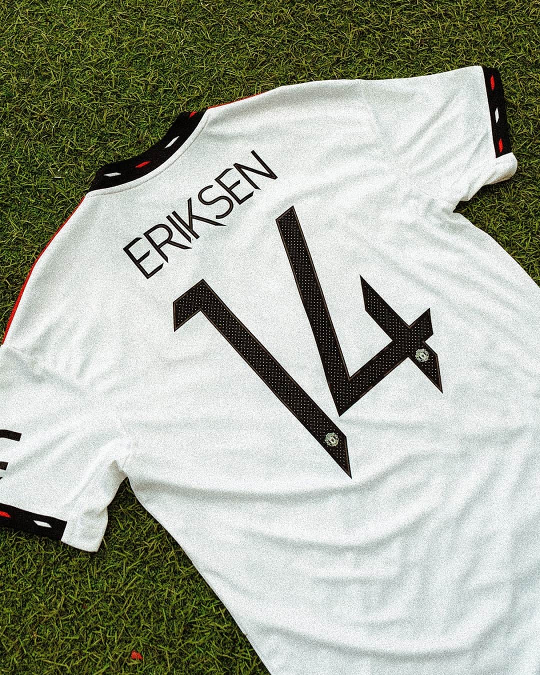 マンチェスター・ユナイテッドさんのインスタグラム写真 - (マンチェスター・ユナイテッドInstagram)「🔙 in the mix ⚪️  👆 Tap to shop the @ChrisEriksen8 away shirt 🇩🇰  #MUFC #ManUtd #Eriksen #PremierLeague」4月16日 1時03分 - manchesterunited