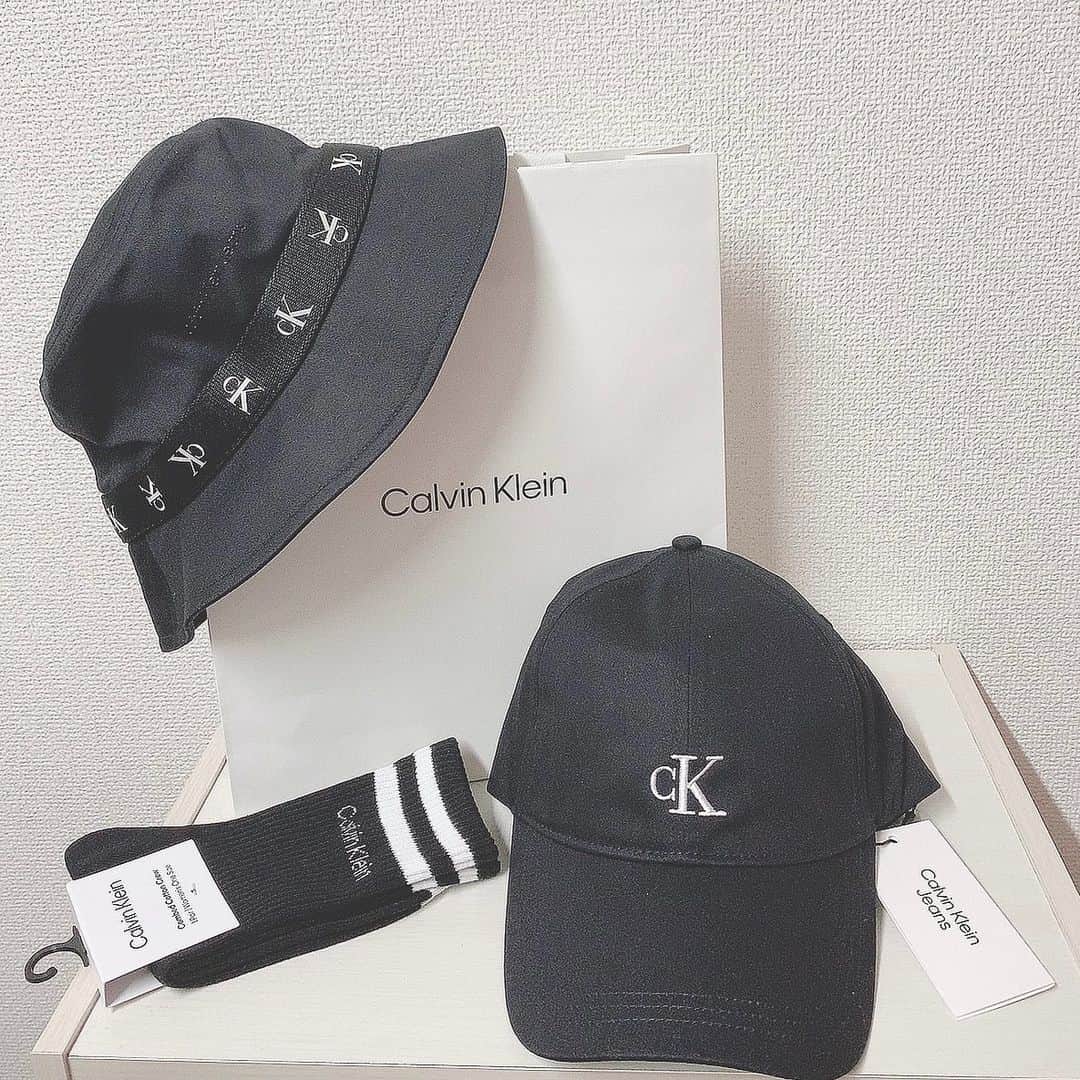 のインスタグラム：「CK🖤 ・ calvinklein ジョングクがアンバサダーになる前から 気になってたんだけど、完全にどハマり！ㅎ.ㅎ 知れば知るほど可愛い🖤🤍 ので大人買い〜っ！♡ 下着も可愛いんよなぁTシャツも買うた♬☺️ ・ 今年の夏はキャップとバケハ 大活躍させる🫶🏻(´⸝⸝•·̫•⸝⸝ `‪)🖤 #calvinklein #jungkook」