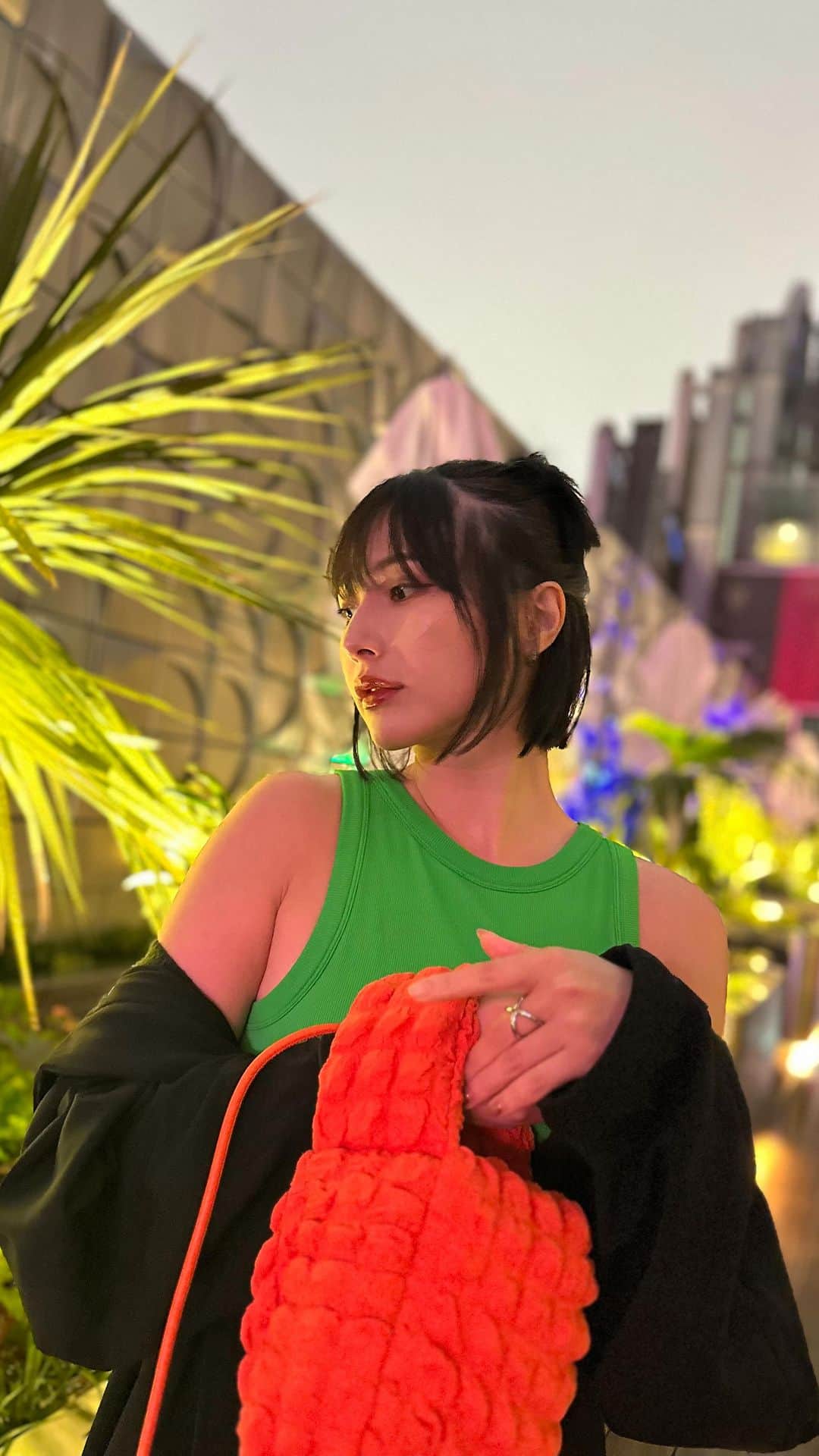 のインスタグラム：「reception party🍸 📷　@shows.photograph 会場で気付いていただけて嬉しかったので撮ってもらいました✖️  スポーティーフルコーデ☀️ 褒められたバックは ロペの展示会でオーダーした新作🧡 そして羽織は いつもお世話になっている @yons.xyc のおすすめしてくれたパーカー united tokyoです💟 EVANGELIONコラボです💜 ブラトップはなんとguで1900円だった💚 ＪＡＭ17 @jam17_diningandbar」