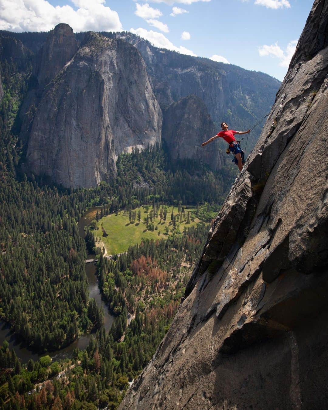 ジミー・チンのインスタグラム：「Starting to feel like spring out there. Rock season is here...  @alexhonnold in his happy place. Yosemite, CA.  @thenorthface」