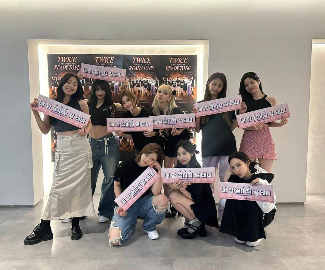 TWICEさんのインスタグラム写真 - (TWICEInstagram)「TWICE 5TH WORLD TOUR ‘READY TO BE’ IN SEOUL - Day 1  원스 향한 트와이스 맘 끝까지 갈테니 💗 TWICE's heart towards ONCE will last forever ♥  #TWICE #트와이스 #TWICE_5TH_WORLD_TOUR」4月16日 1時22分 - twicenews