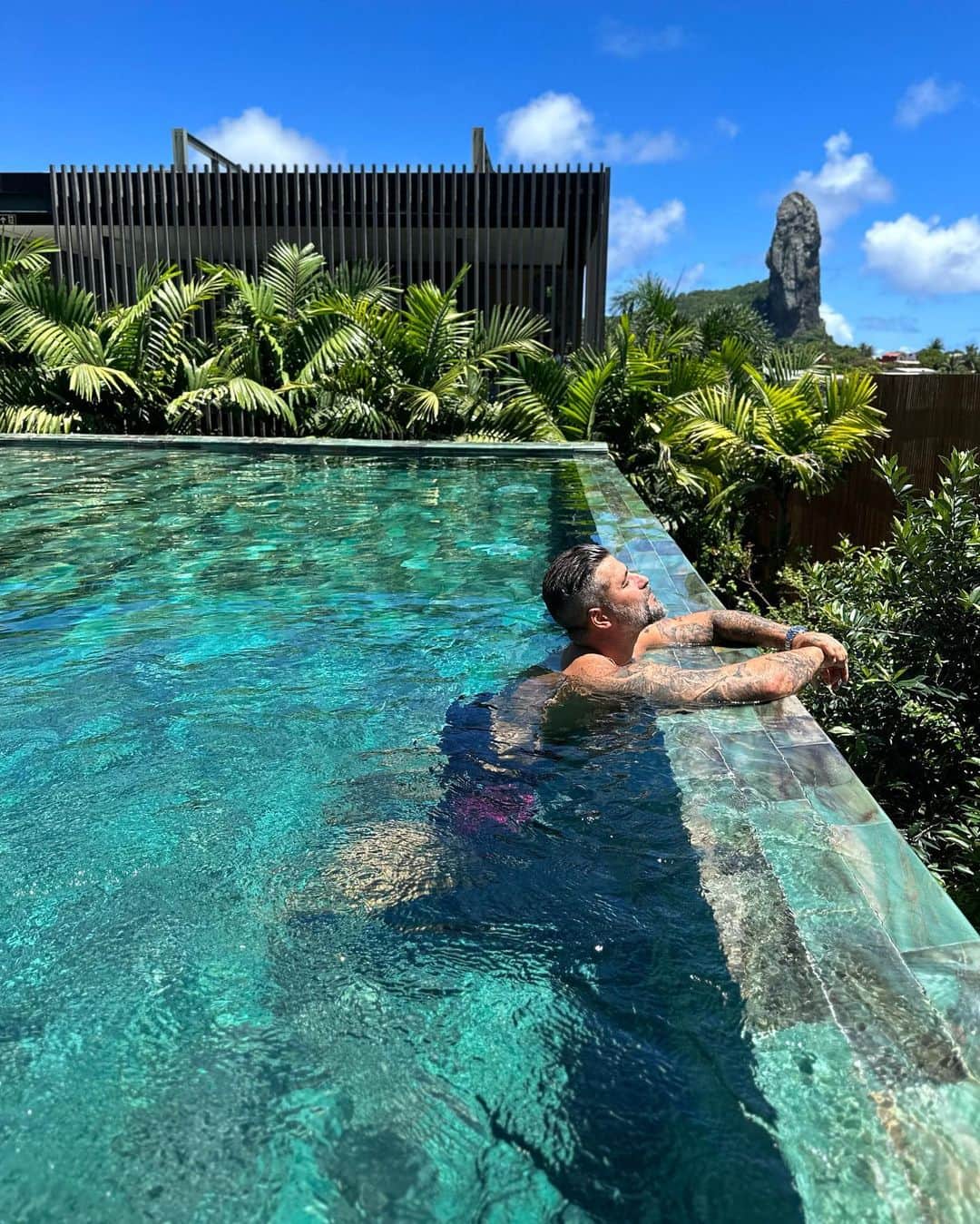 Bruno Gagliassoのインスタグラム：「Dia de sol e recuperar a energia na @pousadamariaflornoronha 💚」