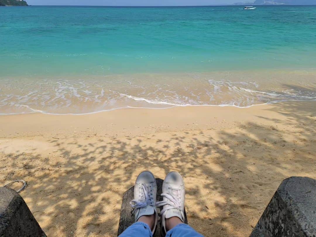 Shihoさんのインスタグラム写真 - (ShihoInstagram)「毎日少しずつ色が変わる美しい海。 何時間でも眺めていられる。 癒やしとパワーをありがとう。  #sea #blueocean #beach #trip #nature #color #sunnyday #sunset #sky #earthing #healing #海 #自然 #自然の色 #singerslife」4月16日 1時24分 - fried_pride_shiho