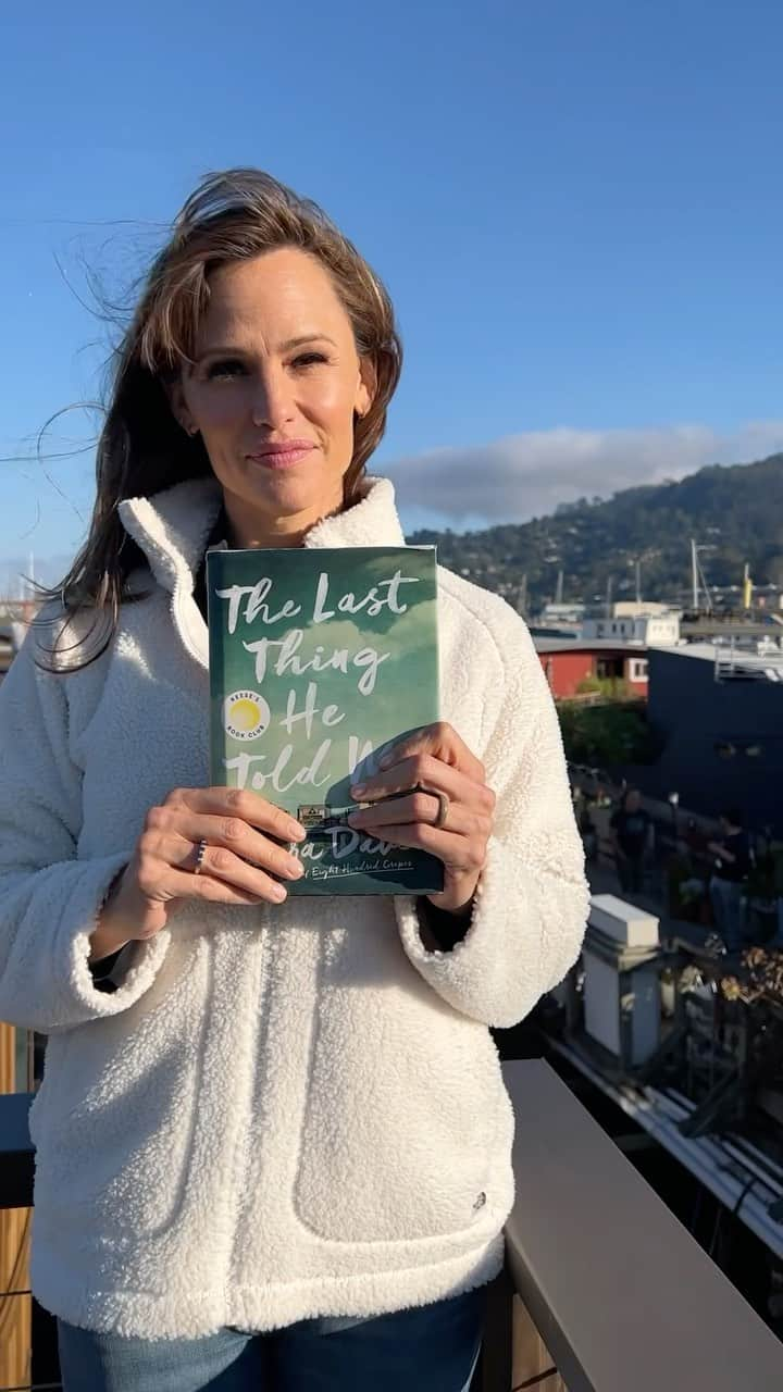 ジェニファー・ガーナーのインスタグラム：「Weekend plans - booked. ✔️📖 It’s time to escape to Sausalito!  The first two episodes of #TheLastThingHeToldMe are now streaming on @AppleTvPlus.」