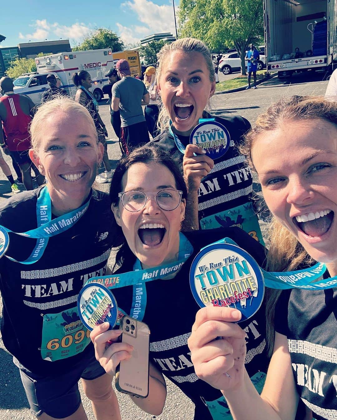 ブルックリン・デッカーのインスタグラム：「First half marathon of my 36th year!   1. Medals were earned 2. Happy tears were shed 3. Tandem bikes were present 4. Shots were handed out at mile 10 4. Shots were taken at mile 10 5. Finish lines were crossed  6. Finish lines were crossed much earlier than ours  7. We had the best damn cheering section in town that made all the difference in the world. We were counting down the miles to see our crew. It brought tears to my eyes. Love you goobers. 🥹  Finish line pics by @paulslittle and boy was I glad to see his face at the end!」