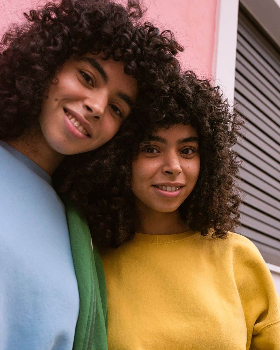 アメリカンビンテージさんのインスタグラム写真 - (アメリカンビンテージInstagram)「Sharing our love for colors with twin sisters Amani & Ahlam 🌈  #americanvintage #colors #comfy #sisters」4月16日 1時30分 - americanvintage_officiel