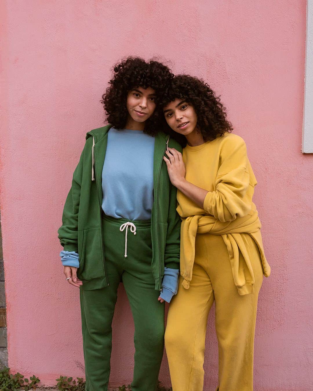 アメリカンビンテージさんのインスタグラム写真 - (アメリカンビンテージInstagram)「Sharing our love for colors with twin sisters Amani & Ahlam 🌈  #americanvintage #colors #comfy #sisters」4月16日 1時30分 - americanvintage_officiel