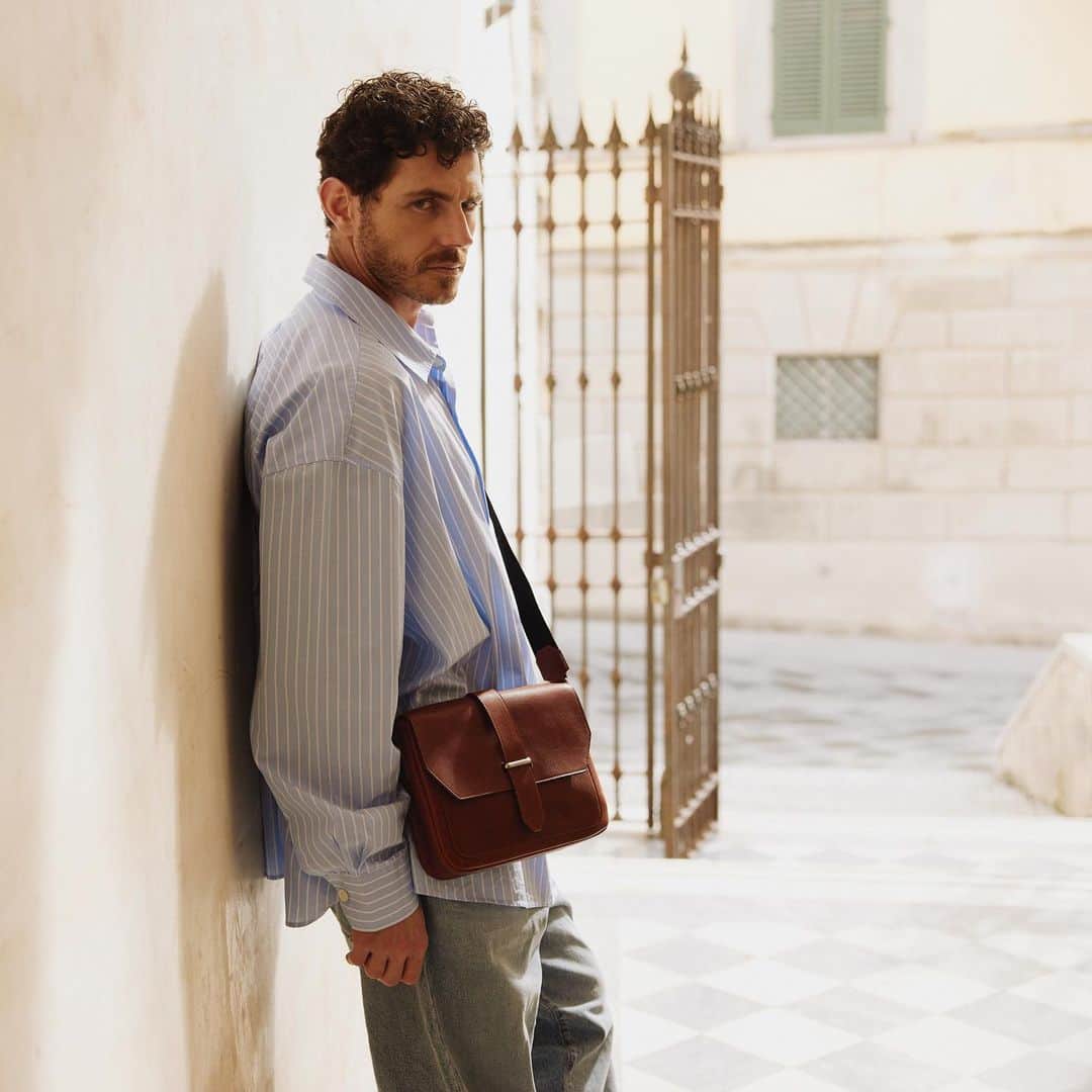 イルビゾンテのインスタグラム：「Wear it as you prefer: with il Bisonte men’s bag is impossibile to run out of style.  #ilbisonte #sustainability #timelessbeauty #ss23 #menstyle」