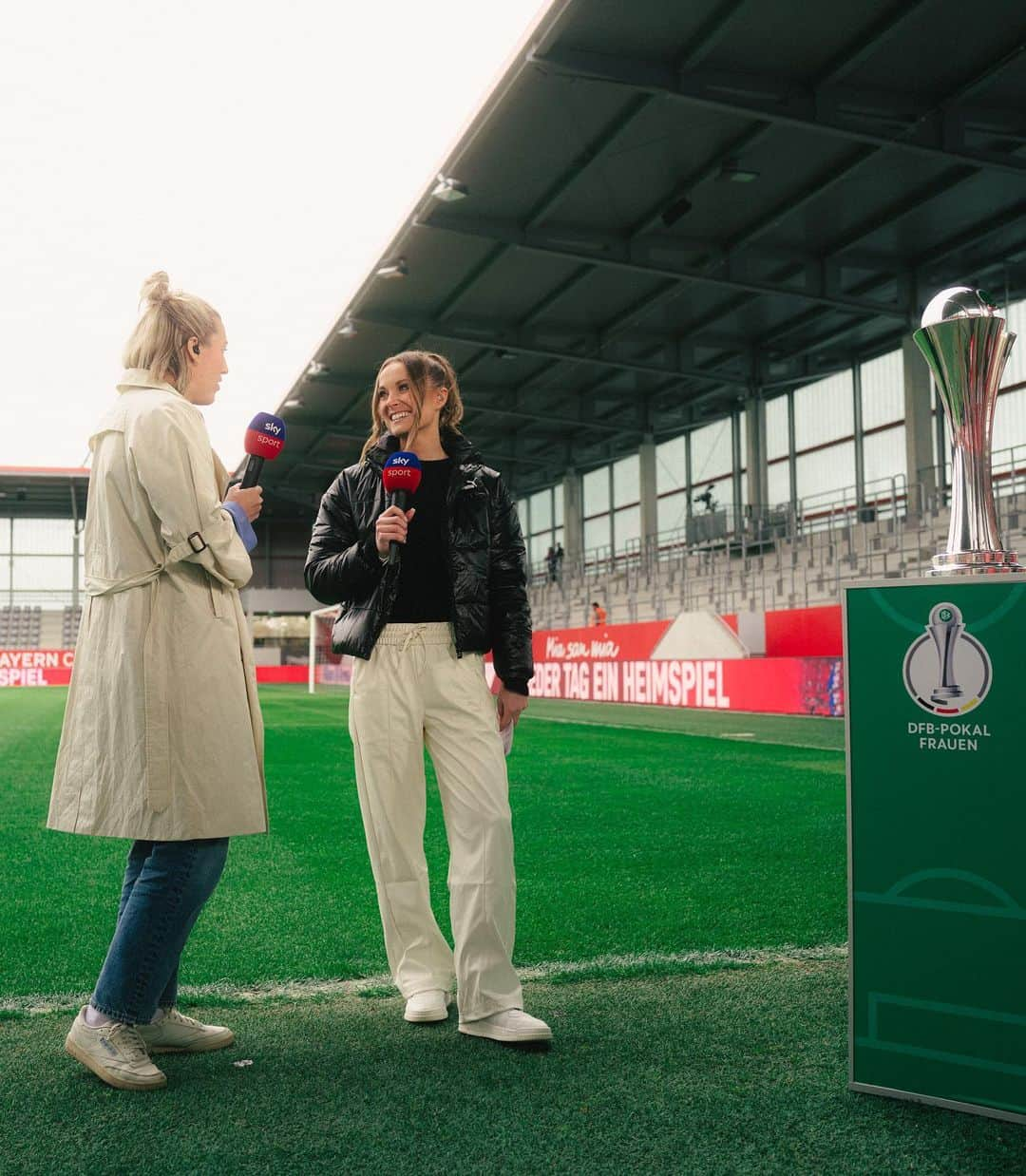 Verena Faisstさんのインスタグラム写真 - (Verena FaisstInstagram)「#dfbpokalfrauen #alwaysfun  #teamoftheday #schenkerundschweers #halbfinale @fcbfrauen vs @vfl.wolfsburg.frauen #uiuiui  #sky #skysport #fieldreport #moderation #werbung #campusreport  📸 @photogr.eva」4月16日 1時44分 - vereni2205