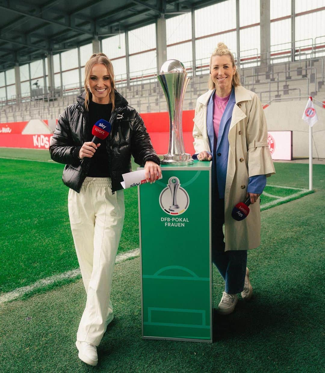 Verena Faisstさんのインスタグラム写真 - (Verena FaisstInstagram)「#dfbpokalfrauen #alwaysfun  #teamoftheday #schenkerundschweers #halbfinale @fcbfrauen vs @vfl.wolfsburg.frauen #uiuiui  #sky #skysport #fieldreport #moderation #werbung #campusreport  📸 @photogr.eva」4月16日 1時44分 - vereni2205