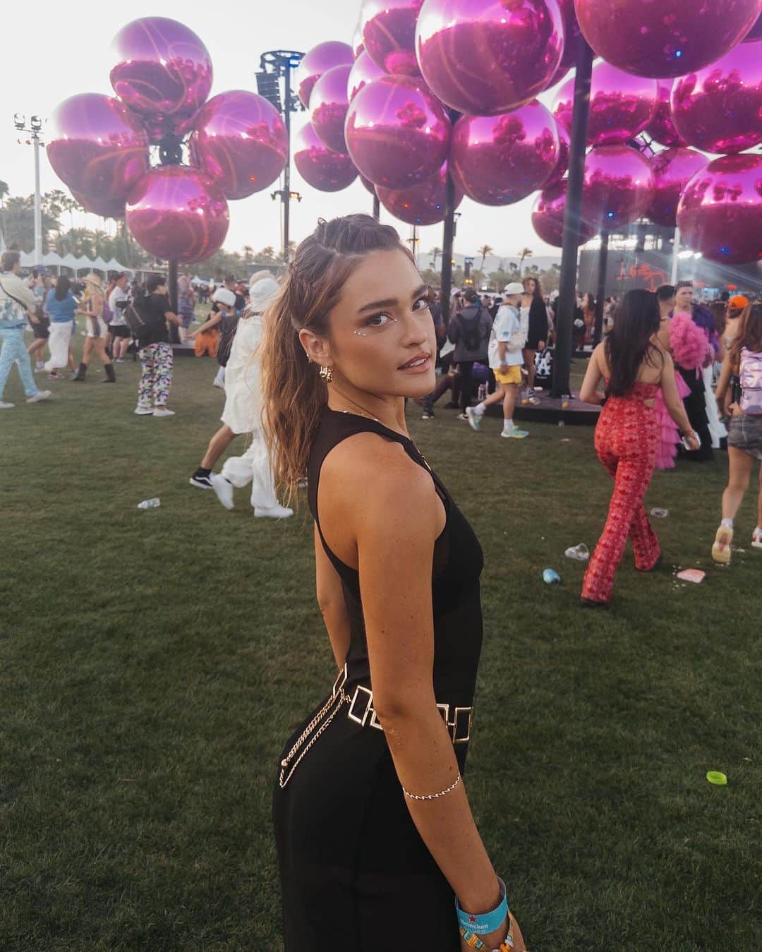 ヴェール・ゲンタのインスタグラム：「Literally danced the night away… Coachella day 1 🌵🎡💗」