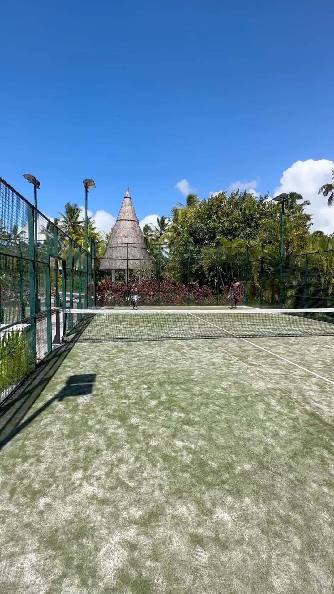 アダム・ジョーンズのインスタグラム：「Vacation in Mauritius was so fun!! We brushed up on our racquet sports with lessons in the mornings and finished with the pool in the afternoon. Best spring break ever!」