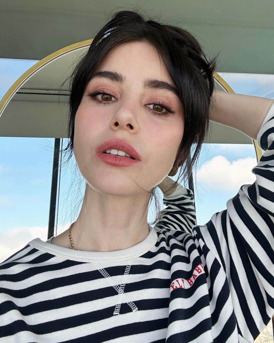 Ozge Gurelのインスタグラム：「Daydreaming 🌥🦦」