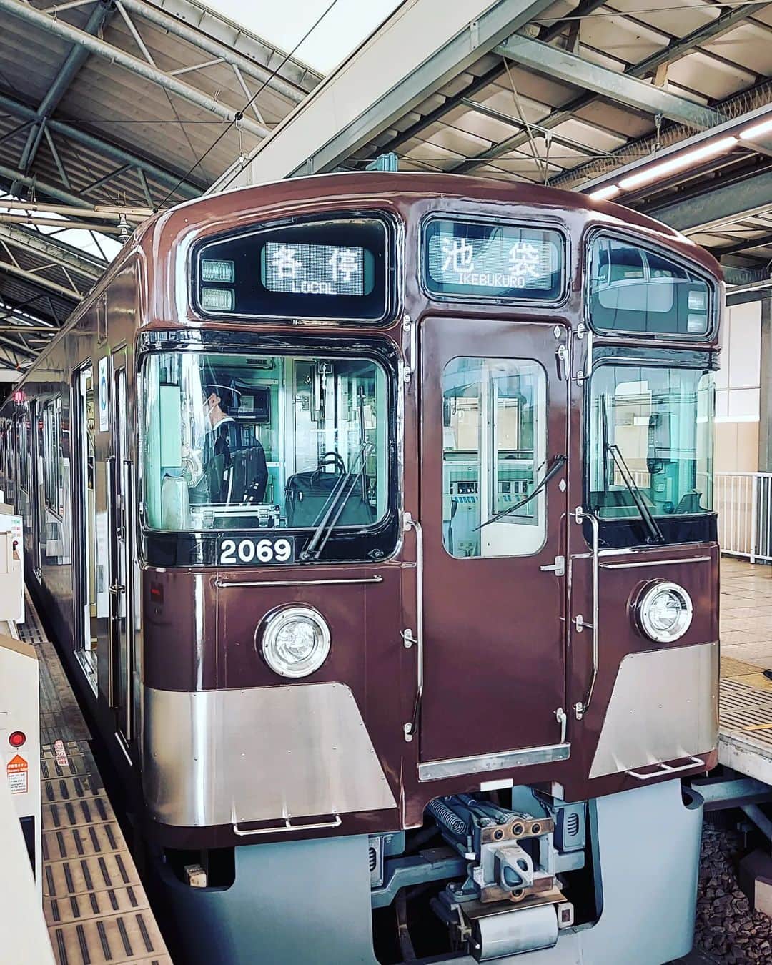 とくこのインスタグラム：「いつかの西武鉄道つづき🚃 「創立110周年記念トレイン」の茶色の2000系(1枚目) と、旧2000系(3枚目) に遭遇 旧2000系はここ最近お目にかかれる機会がぐっと減った気がするだけに、 会えると嬉しい✨  陸の孤島のように孤立した路線、西武多摩川線もずっと気になってたけど、今回は時間が足りず。 またの機会に👮  #西武鉄道 #子鉄」