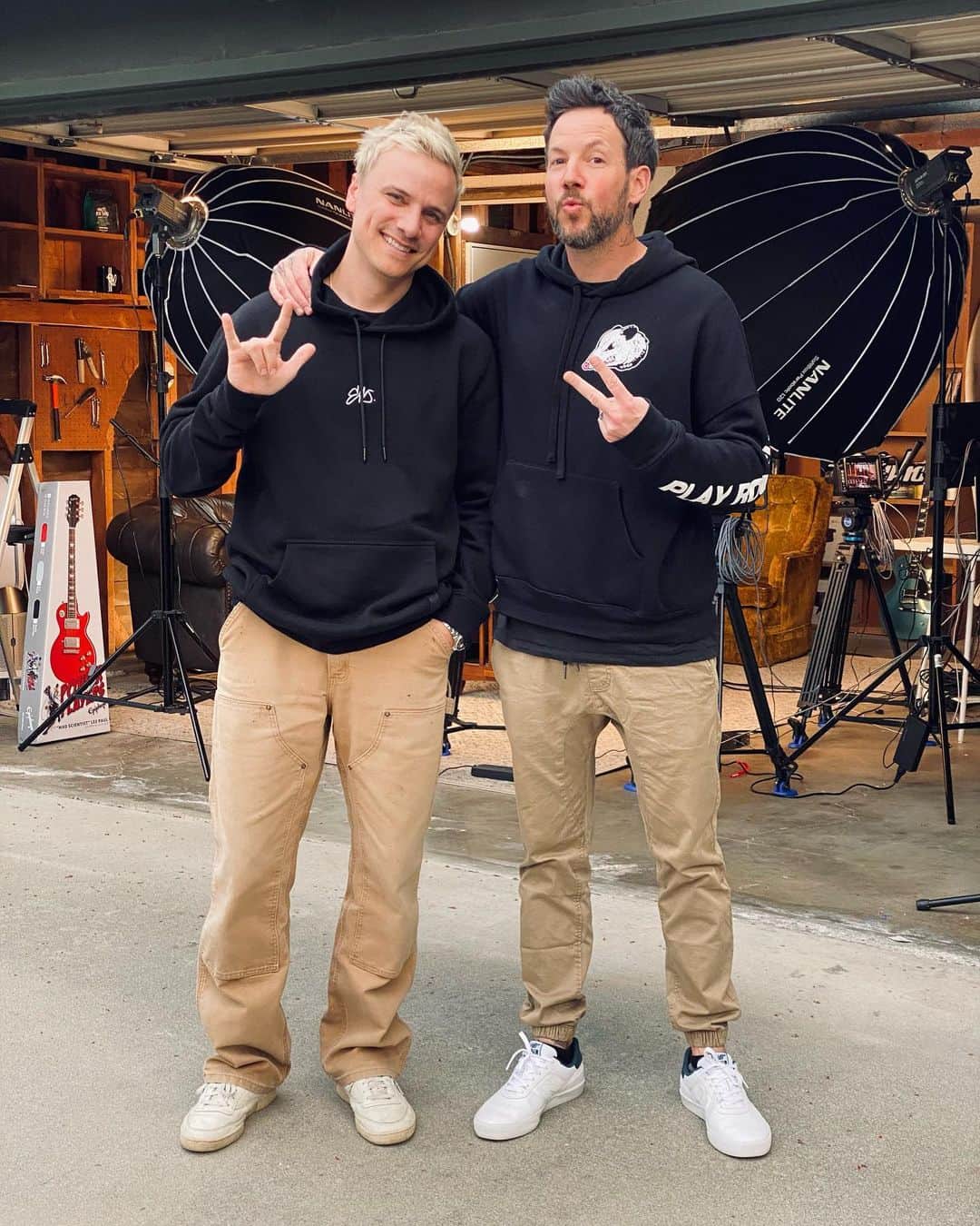 ピエール・ブーヴィエのインスタグラム：「Showed up at @mattcutshall ‘s for the @emosnotdead777 podcast and we literally wore matching outfits.  Unplanned. 🤣🤣🤣. Podcast coming soon!!!」