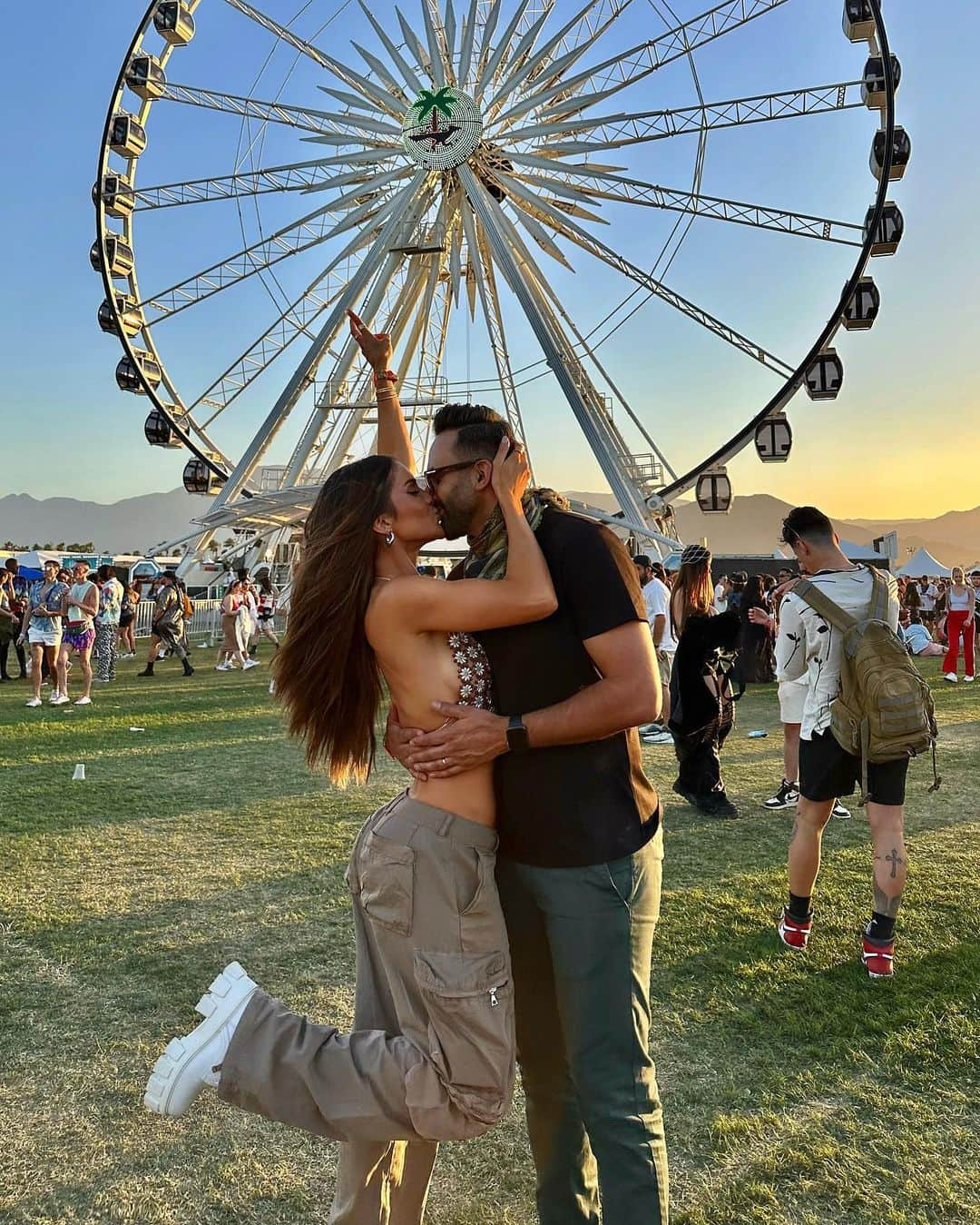 Camila Coelhoさんのインスタグラム写真 - (Camila CoelhoInstagram)「COACHELLA day 1 roundup 🎡🎶 I missed this energy!!! So fun seeing #BeckyG #BurnaBoy and #BadBunny🐰 perform! Mama is out!!! Haha  ——— Tava com saudade #Coachella!🎡🎵 Dia 1 foi massa - curtimos Becky G, Gorillaz, Burna Boy e BAD BUNNY 🐰!   • #festivalfashion #ootn #friends #festival #music」4月16日 1時59分 - camilacoelho