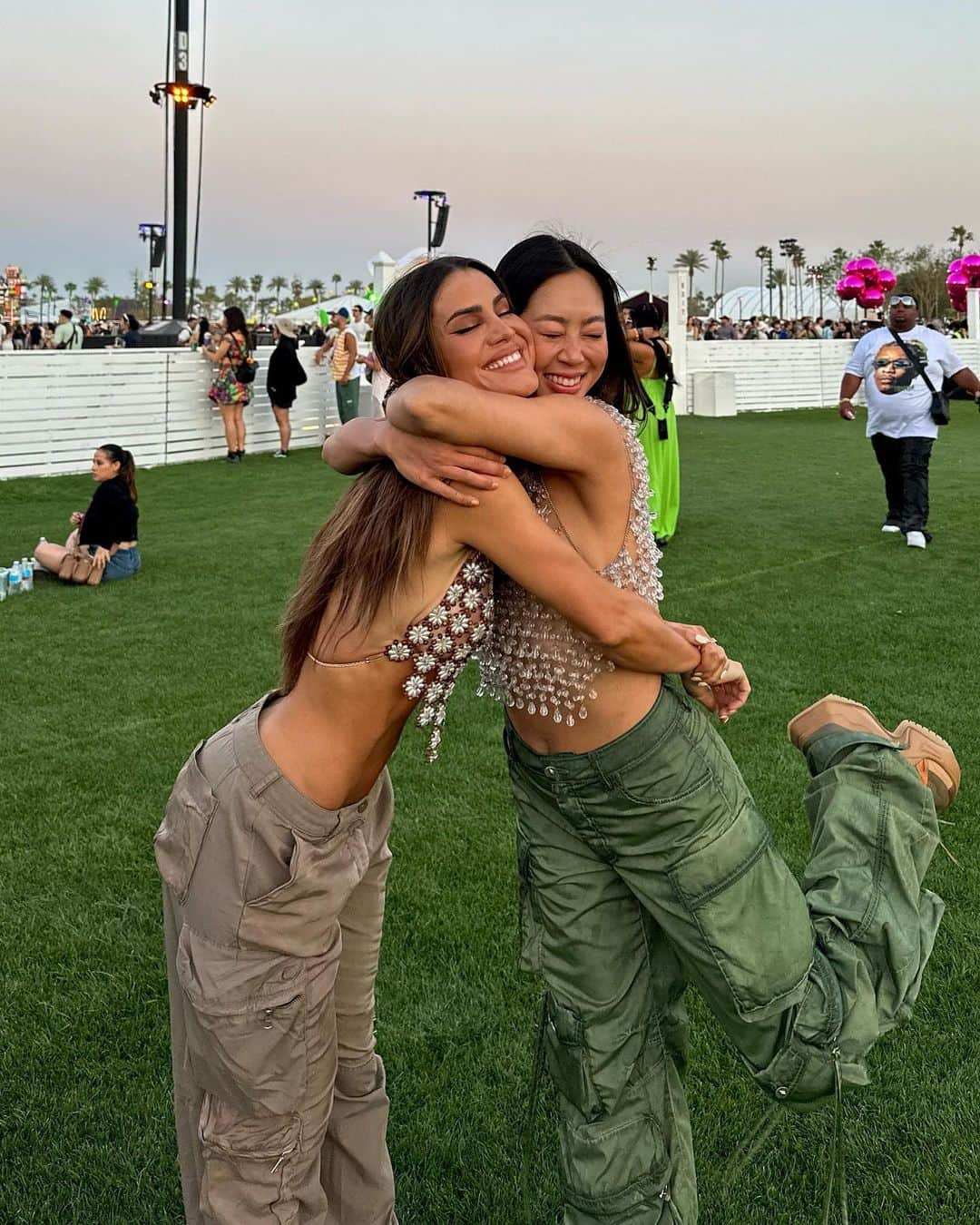 Camila Coelhoさんのインスタグラム写真 - (Camila CoelhoInstagram)「COACHELLA day 1 roundup 🎡🎶 I missed this energy!!! So fun seeing #BeckyG #BurnaBoy and #BadBunny🐰 perform! Mama is out!!! Haha  ——— Tava com saudade #Coachella!🎡🎵 Dia 1 foi massa - curtimos Becky G, Gorillaz, Burna Boy e BAD BUNNY 🐰!   • #festivalfashion #ootn #friends #festival #music」4月16日 1時59分 - camilacoelho