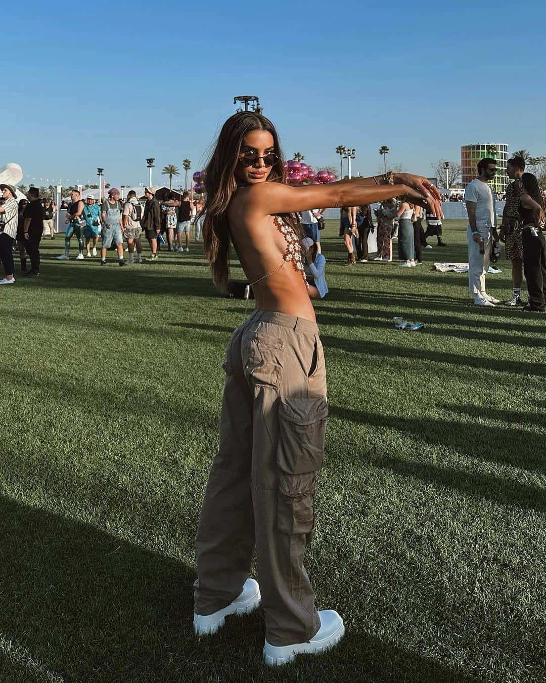 Camila Coelhoさんのインスタグラム写真 - (Camila CoelhoInstagram)「COACHELLA day 1 roundup 🎡🎶 I missed this energy!!! So fun seeing #BeckyG #BurnaBoy and #BadBunny🐰 perform! Mama is out!!! Haha  ——— Tava com saudade #Coachella!🎡🎵 Dia 1 foi massa - curtimos Becky G, Gorillaz, Burna Boy e BAD BUNNY 🐰!   • #festivalfashion #ootn #friends #festival #music」4月16日 1時59分 - camilacoelho