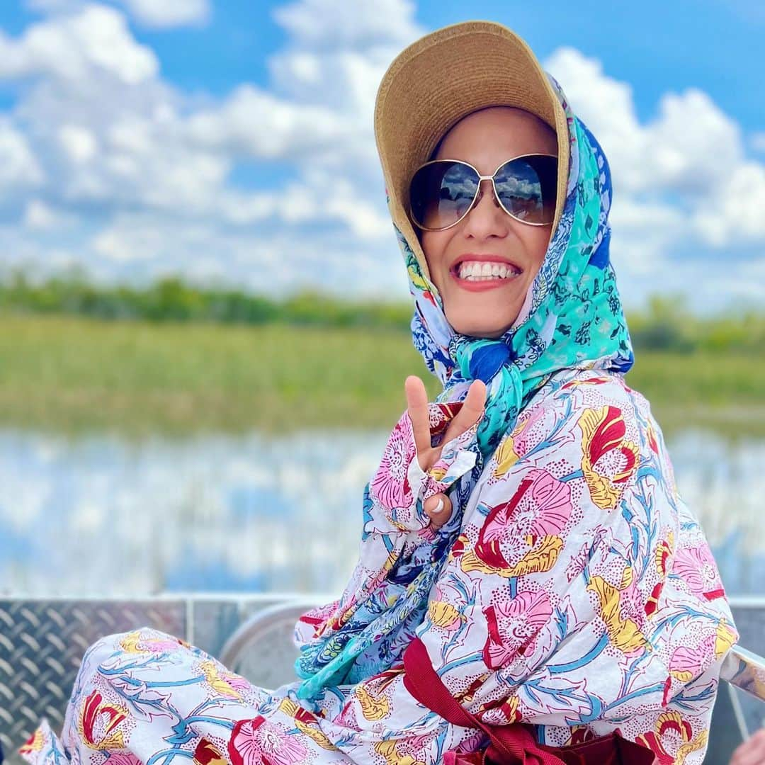 キノ・マクレガ―さんのインスタグラム写真 - (キノ・マクレガ―Instagram)「Dressed for the Everglades and ready for anything 😎 Sun, wind, rain, mosquitoes, alligators, frogs, egrets, ospreys, big fish, we saw it all!   Did you know that South Florida here its drinking water from this slow moving fresh water river? It’s not a swamp! The water flows very slowly, at the rate of 1 mile every 24 hours.   Photo @timfeldmannyoga  #everglades #florida #yogalife #yogalifehappylife #kinoyoga  💕」4月16日 2時04分 - kinoyoga