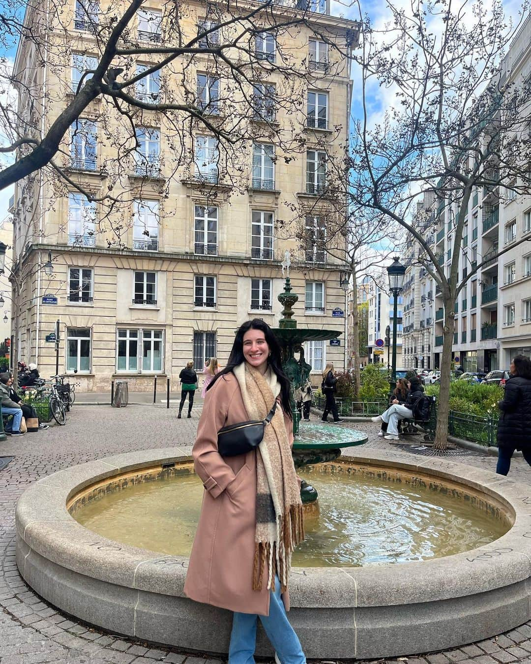 Elliana Shayna Pogrebinskyのインスタグラム：「Channeling my inner Emily in Paris 📍」