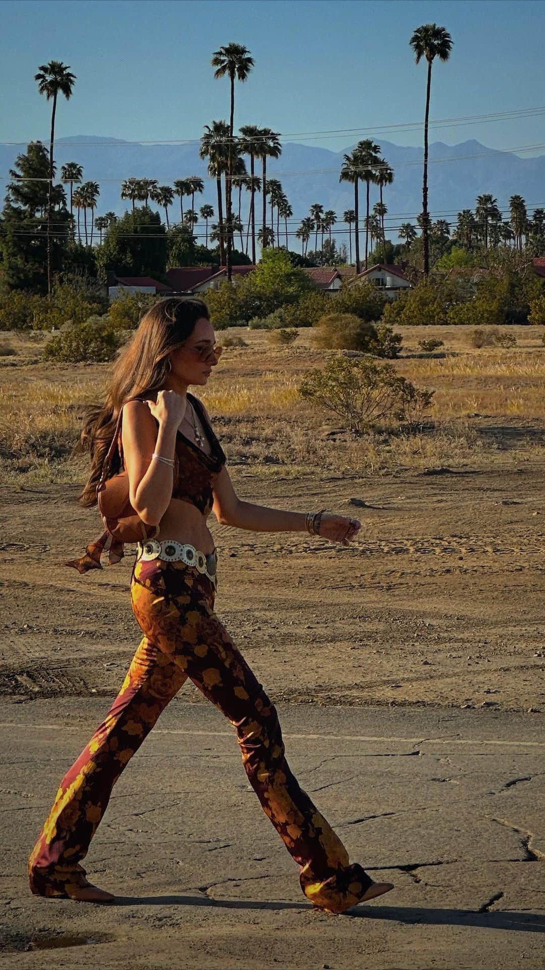 We Wore Whatのインスタグラム：「GRWM Coachella day one ✌🏻🎡🌵」