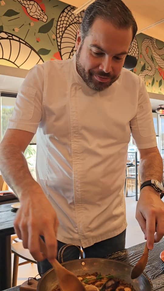 Cesar Gonzalez Cocineroのインスタグラム：「Fideua o Paella, que prefieres? Los mejores los tenemos en @latremendamiami los invito hoy sábado a venir a disfrutar de la mejor comida española y un ambiente increíble. Mañana domingo tenemos Brunch, les recomiendo reservar para asegurar su mesa, pueden hacerlo en el link de mi bio.」