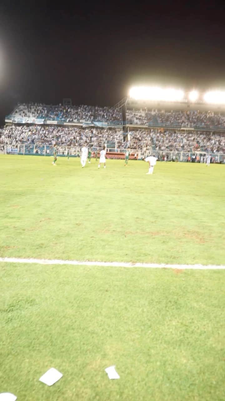 UMBROのインスタグラム：「¡Algunas canciones nos dan ganas de movernos! 💃🕺  ¿Cuál canción de @atleticotucuman te gusta cantar? Dejala en los comentarios si querés verla plasmada en una nueva camiseta edición especial.  Hasta el 16.04.23 tenés tiempo. Visitá www.umbro.com/atletico-tucuman para más info.  #todoequipotieneuna #everyteamhasone」