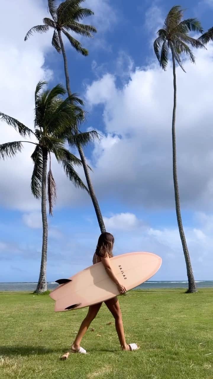 サヌークのインスタグラム：「Our ideal day ☝️  @elenaduke_ wears her Puff N Slide Soft Tops as the perfect pre or post-beach sandal.  #SmilePassItOn #SmileOn #Sanuk #WeekendVibes」
