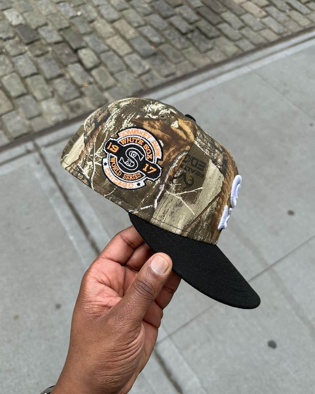 Mr. Tyさんのインスタグラム写真 - (Mr. TyInstagram)「Moving around NYC in my brotha @joefreshgoods @newbalancelifestyle 610. Had to pair with the new Realtree fitted 👌🏾.  #capson #fittedcap #fittedfiend #teamfitted #nbsonly #stayfitted #59fifty #myfitteds #fittednation #5950 #mynbs #newera #jfg #joefreshgoods #whitesox #fittedfam #lvc #610 #nb610」4月16日 2時54分 - regularolty