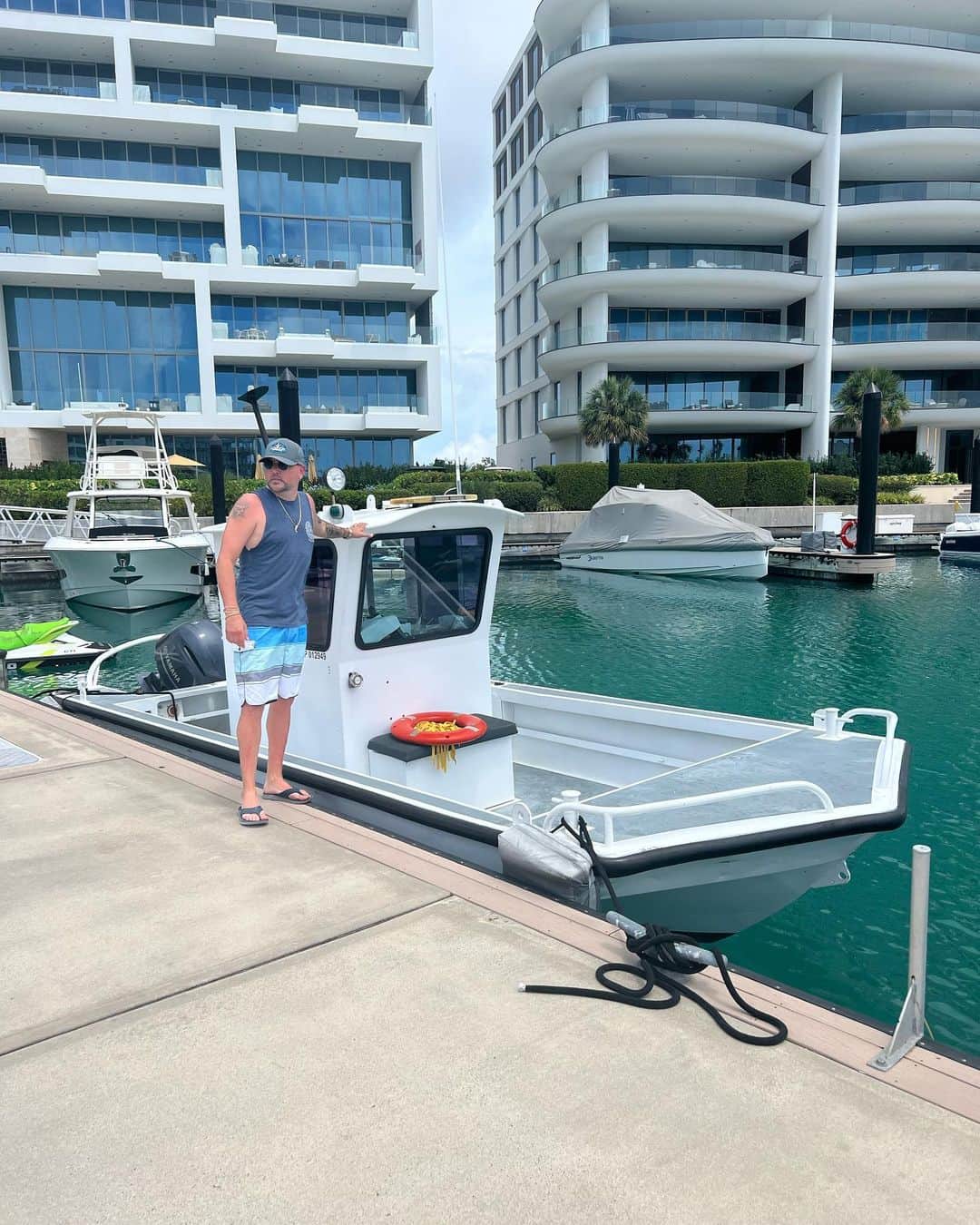 ジェイソン・アルディーンさんのインスタグラム写真 - (ジェイソン・アルディーンInstagram)「Lookin for my boat.   Found it.」4月16日 2時56分 - jasonaldean