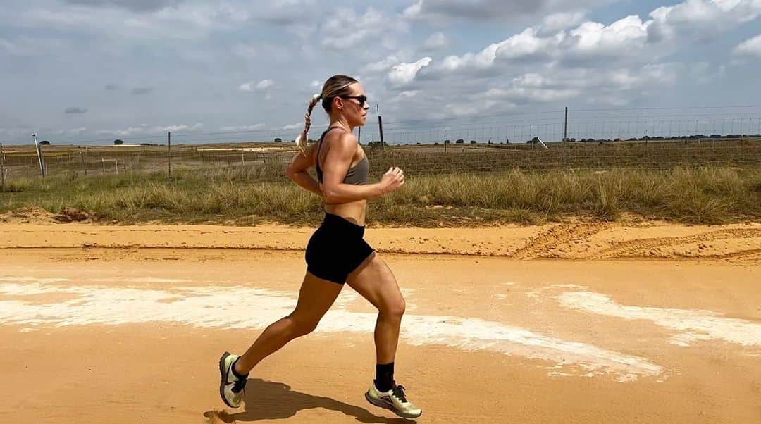 Julieのインスタグラム：「Easing back into running on the road ☀️ . . . #swimmer #running #swimrun #roadrunner」