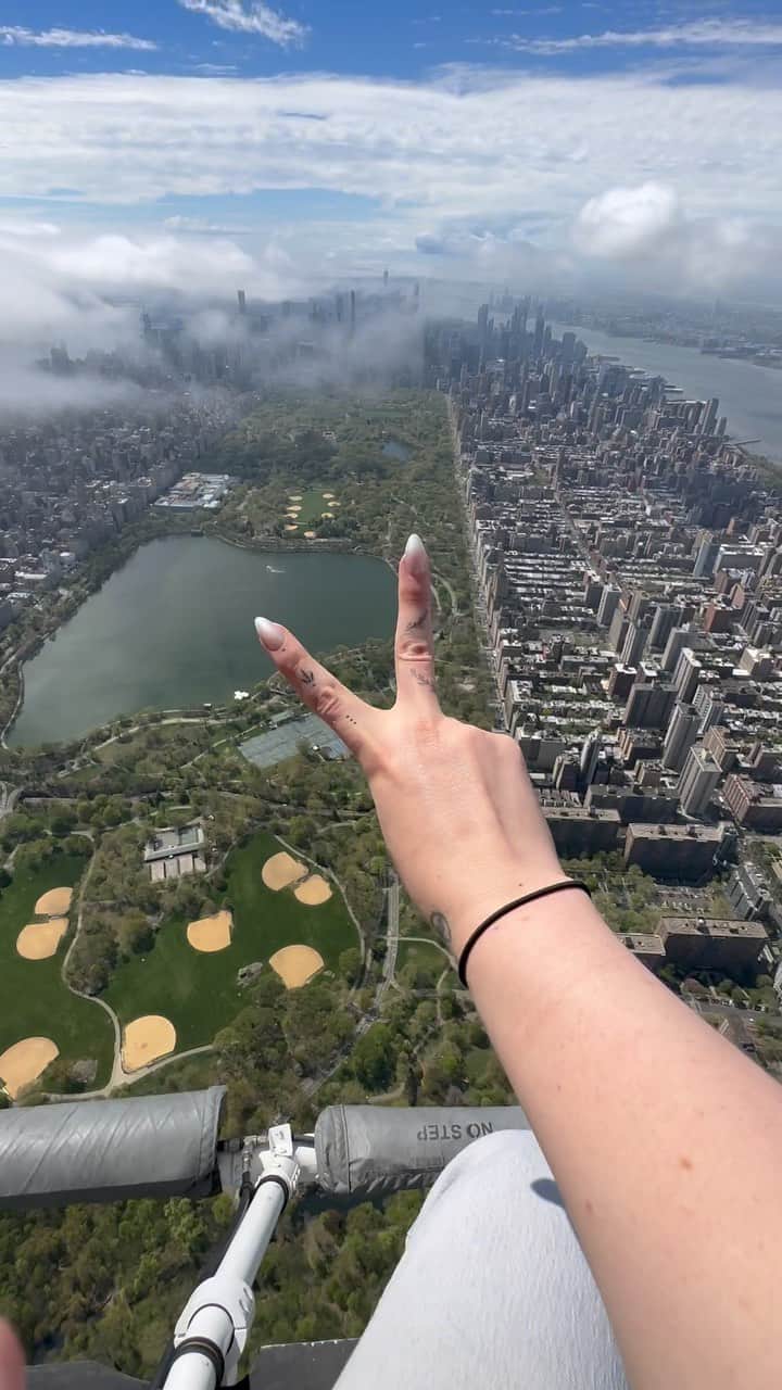 nyonairのインスタグラム：「Sunny sky vibes! 🚁☀️  #reels #reelsinstagram #nyc #newyorkcity」