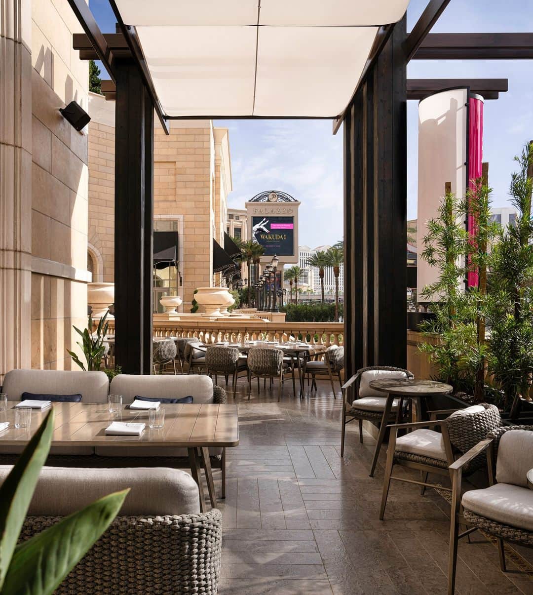 The Venetian Las Vegasのインスタグラム：「Patio season is in full swing, and @WAKUDAvegas has just launched their #weekend lunch menu. Life is good. #patio #weekendvibes #lunchtime #Vegas」