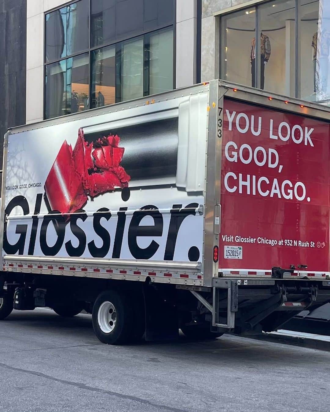 Glossierさんのインスタグラム写真 - (GlossierInstagram)「Thank you to everyone who celebrated the opening of Glossier Chicago with us! 💖 Stop by anytime at 932 N. Rush Street, we can’t wait to meet you all #GlossierIRL」4月16日 3時06分 - glossier