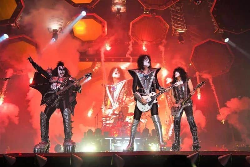 KISSのインスタグラム：「BOGOTA! TONIGHT WE ROCK! Let's shake Estadio El Campín together one more time! #EndOfTheRoadTour #KISS50」