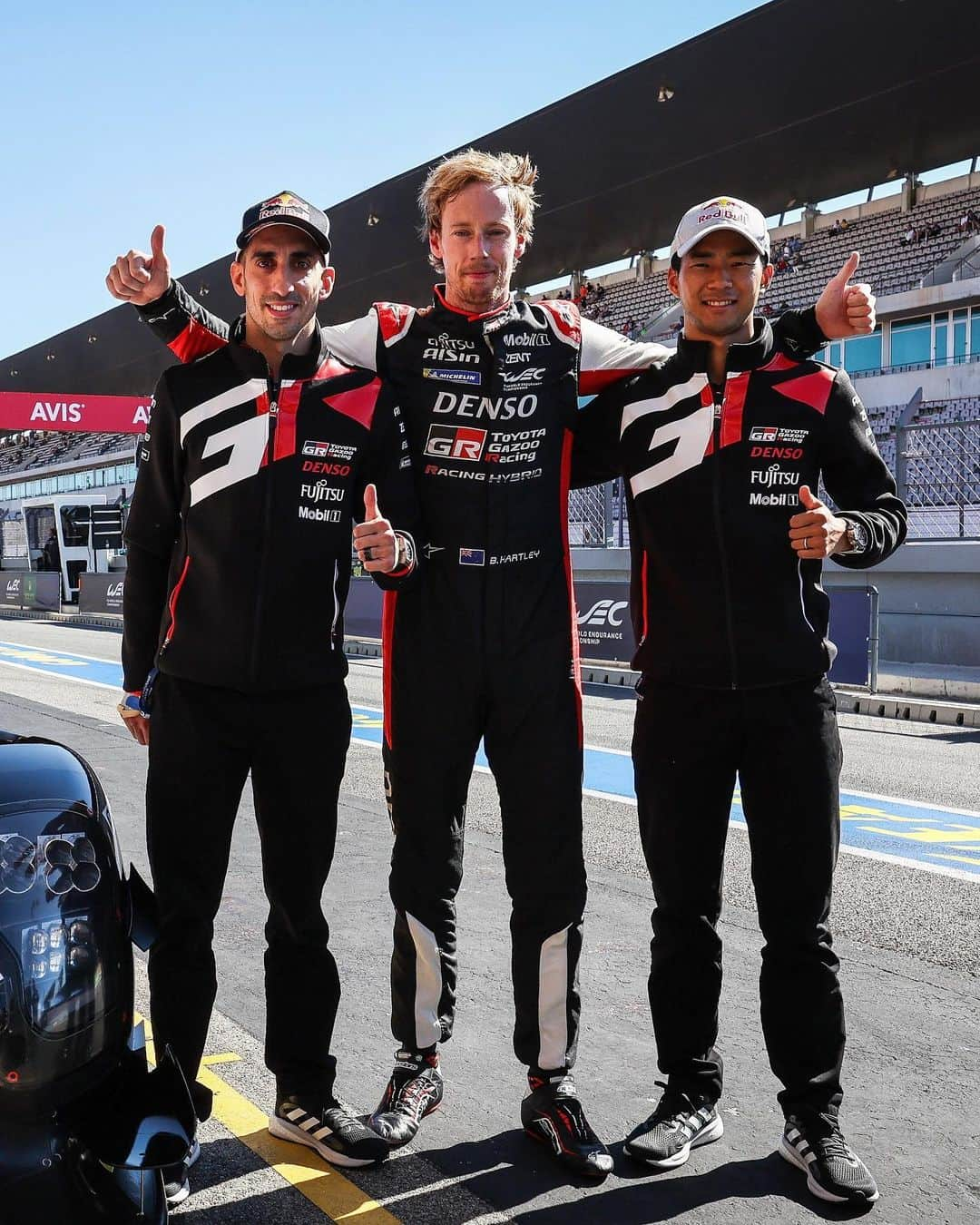 セバスチャン・ブエミのインスタグラム：「#6HPORTIMAO First pole position of the season here in Portimão ! Gréât lap from @brendon_hartley  Very good job from the whole team, car feels good, let’s push for tomorrow’s race 🚀  🕔Race starts at 13:00 CET . . . #WEC #6hspa #fiawec #lmp1 #racingcar #racingdriver #lemans24h #WEC #Endurance #gr010hybrid #ToyotaGazoo #racing #motorsport #RedBull #RichardMille #lemans24 #24hdumans #MoodCollection #racingdriver #GoHyper #ToyotaGAZOORacing #PushingTheLimitsForBetter #sebastienbuemi #24hlemans」