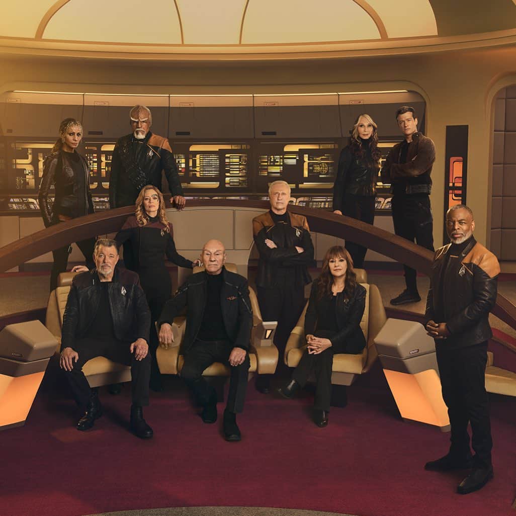 ジェリー・ライアンのインスタグラム：「Family portrait. 🖖🏼 #StarTrekPicard series finale drops this week!!! @startrekonpplus」