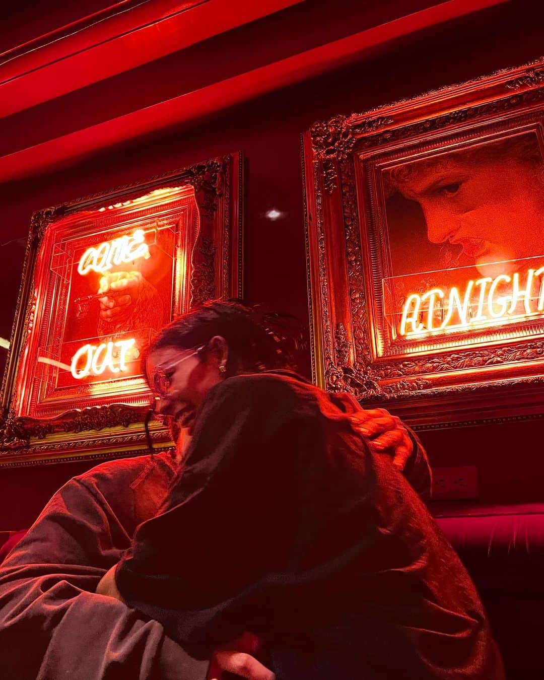 Danna Paolaさんのインスタグラム写真 - (Danna PaolaInstagram)「#1TraguitoX todas las veces que a los dos nos rompieron el corazón y nos llevaron hasta aquí… ♥️ Te amo infinito」4月16日 3時23分 - dannapaola