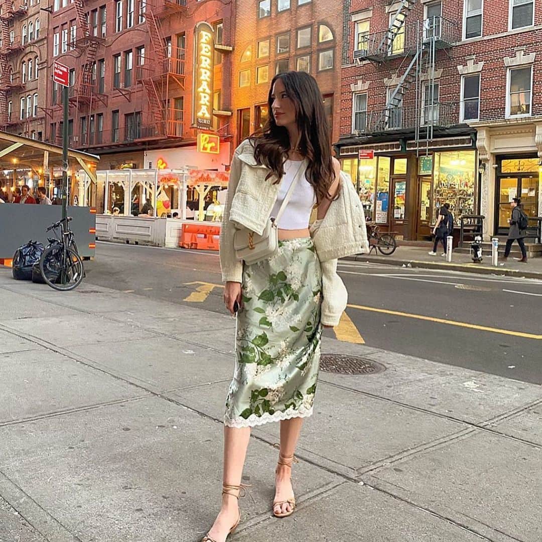 ブランクNYCのインスタグラム：「When it’s 80 degrees out in NYC, you KNOW we are coming out to play! @hausofhogan in our Vanilla Crème jacket.」
