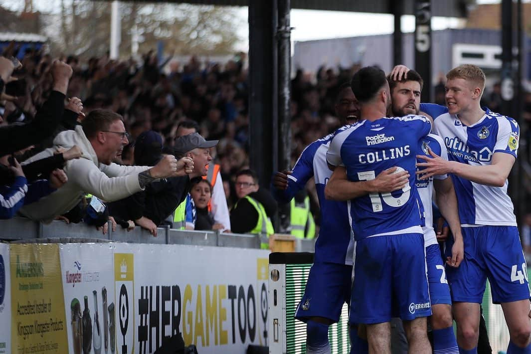 ジョーイ・バートンのインスタグラム：「Deserved a lot more than that. Good work from the players. Rest, recover and back at it Tuesday night.  Thanks for the support today @Official_BRFC #Gasheads the noise really helped us get back in the game.   #UTG 💪💙👍」