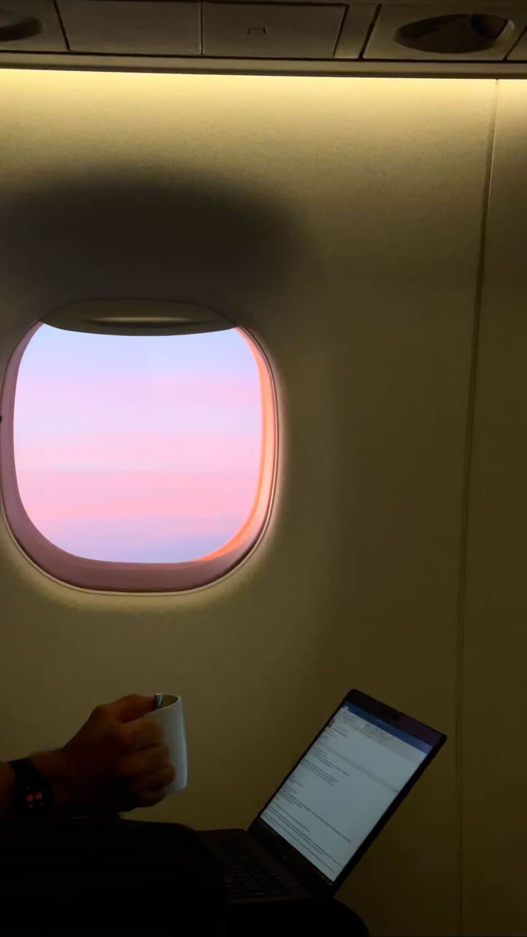 Tamara Kalinicのインスタグラム：「It is no secret that I travel a lot and my skin needs to look its best when I arrive. That’s why I never miss a chance to use @lameruk ‘s pre-flight services available at airports. This mini facial prior to boarding gives my skin hydration and nutrients it needs. Have I mentioned that The Moisturizing Soft Cream got upgraded too? Now it has enhanced antiaging properties and gives the best glow one can imagine. In just one use, 88% users reported their skin had more supple bounce* and 86% said it looked more youthful**. My skin has never been happier. #LaMerMSC, #MoisturizingSoftCream, #LaMerSkincare, #ArriveHydrated AD * Consumer testing on 128 women after using product once. ** Consumer testing on 128 women after 4 weeks of product use. *** Consumer testing on 128 women after 8 weeks of product use」