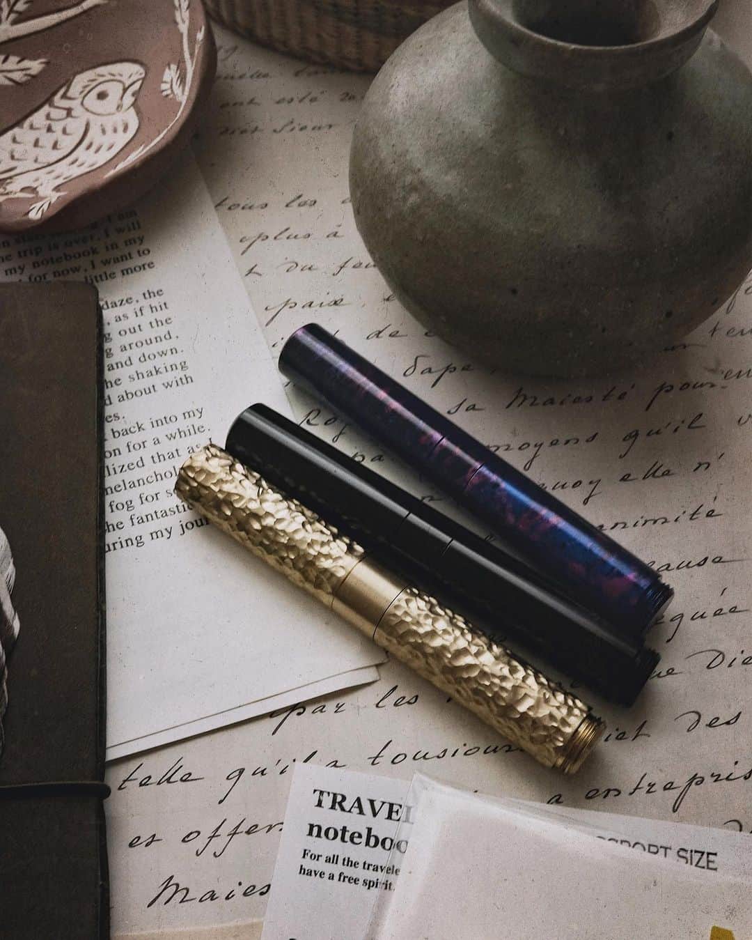 Catharine Mi-Sookさんのインスタグラム写真 - (Catharine Mi-SookInstagram)「Two traveler olives sitting pretty. The 2017 original meets the 2023 passport edition. IYKYK, you know? Rainy days are perfect for stationery nerding over in my neck of the woods. What about you?」4月16日 3時47分 - catharinemisook