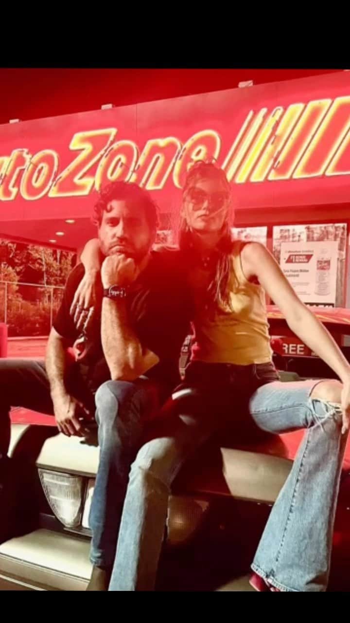 エドガー・ラミレスのインスタグラム：「My partner in crime @abbeylee ❤️‍🔥 #FloridaMan streaming on @netflix right now!」