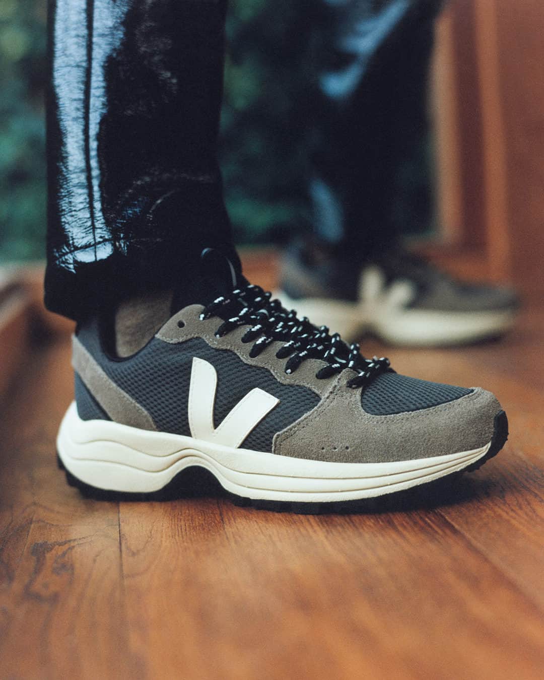 ネッタポルテのインスタグラム：「STRAIT-LACED: Step up your sneaker game with @veja's sleek styles. 👟  Tap the link in bio to shop at #NETAPORTER.」