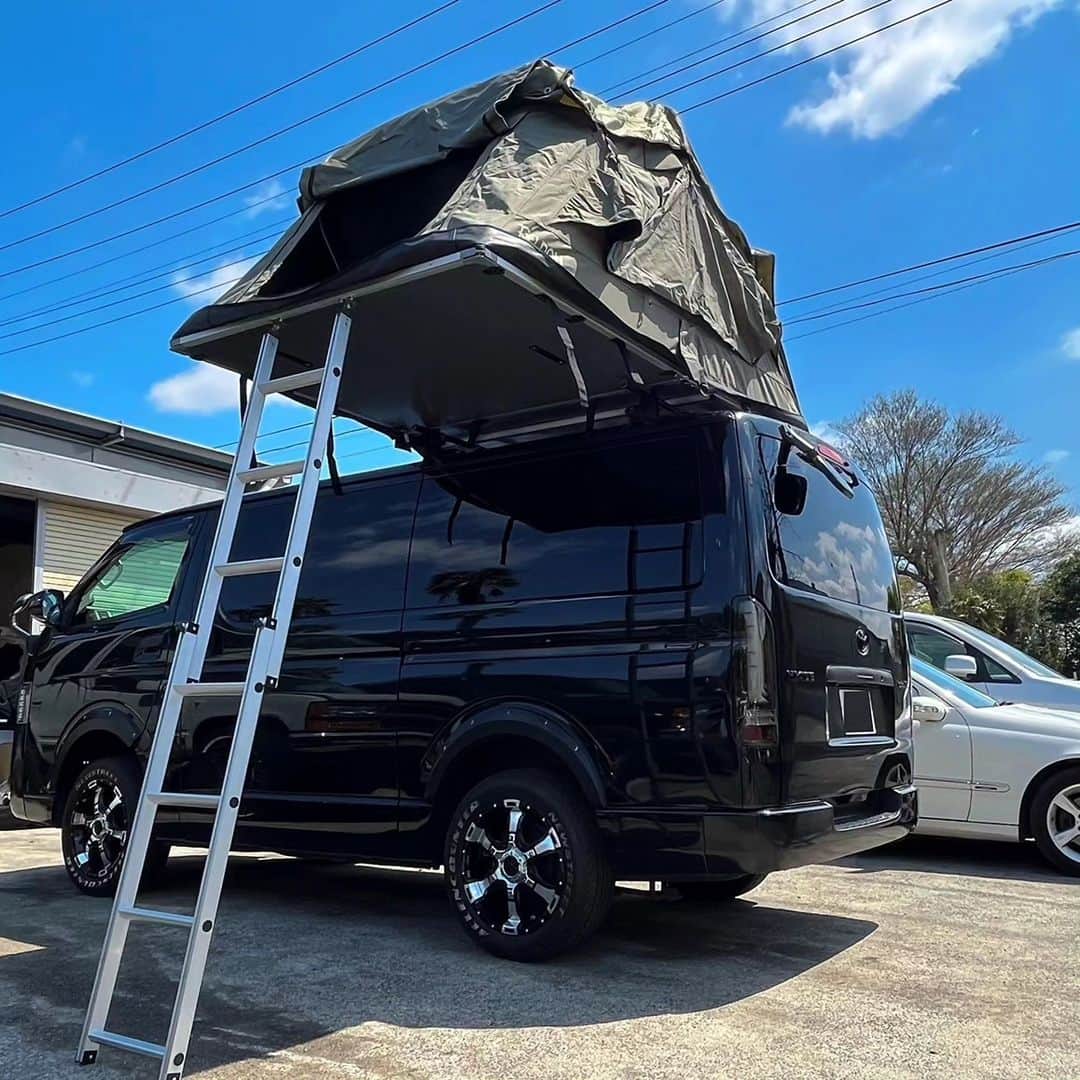 のインスタグラム：「FELDON SHELTERっていうニュージーランドのメーカーのルーフテントなんだけど結構おすすめかも。  まだ出掛ける時間なくて一回も使ってないけど。  来週歌舞伎町の駐車場2台分並びで借りてオフ会してみる予定。ちゃんと金払えばスペースからははみ出さないし怒られないはず。  都心でテントしてみたかったんだ。 参加者はストーリーズで募集する。  #キャンプ #都心キャンプ #ハイエース #テント #ルーフテント」