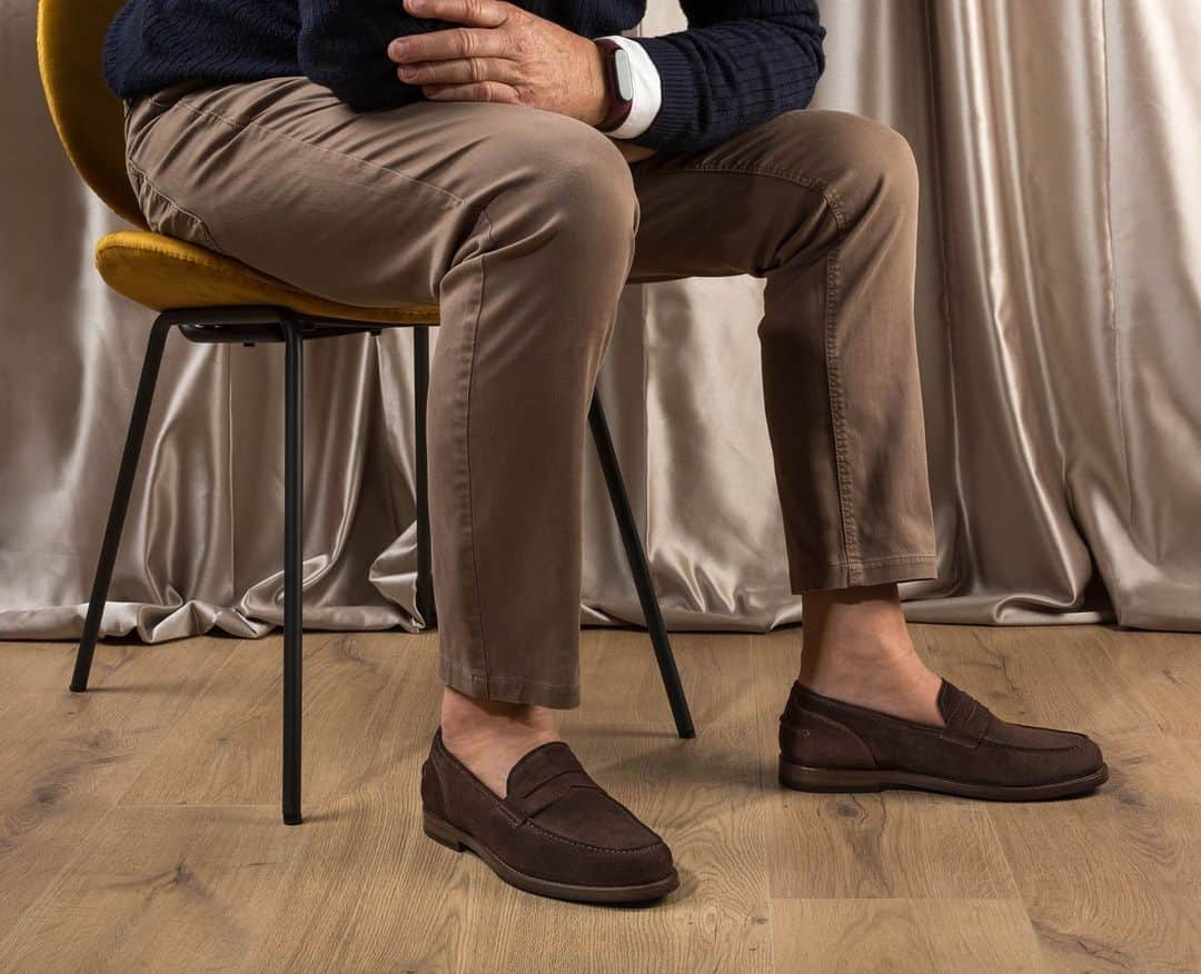 アルベルトファッシャーニのインスタグラム：「BRIAN 57020 is famous for its longevity and durability, getting better with age. ⁠ ⁠ It is characterised by a saddle strap and "Adler" sewing on the upper - as per the typical loafer style and built on genuine leather sole.⁠ ⁠ Available in: Corvino, Black, Deep brown, Arabica, Natural, Redwood, Sandalwood & more.⁠ ⁠ BRIAN 57020⁠ Online & in stores:⁠ www.albertofasciani.it⁠ ⁠ ⁠ #timeless #comfort #style #manshoes⁠ ⁠」